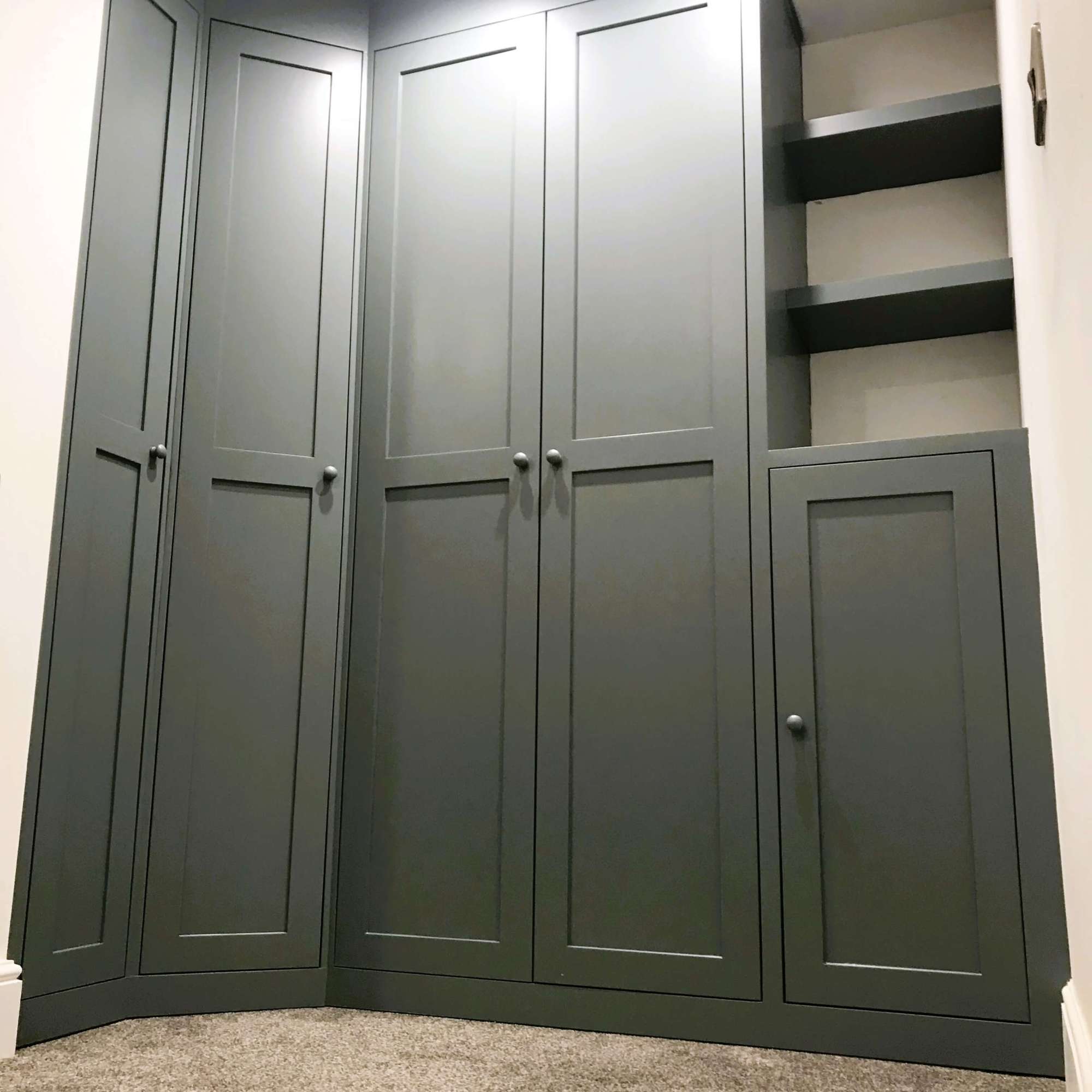 Fitted corner wardrobe with open shelves